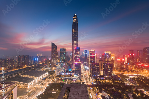 shenzhen-futian-gromadzka-w-centrum-linia-horyzontu