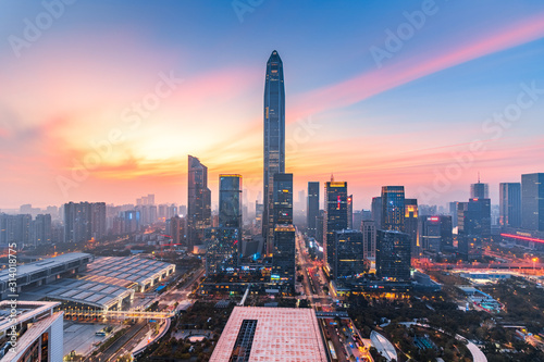 shenzhen-futian-gromadzka-w-centrum-linia-horyzontu