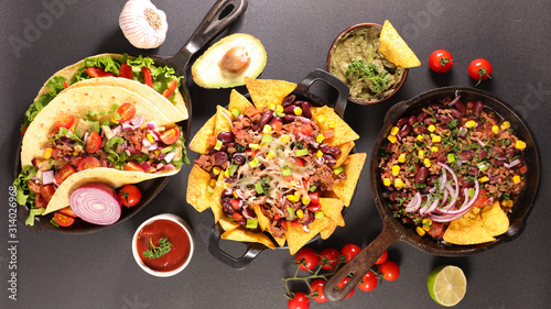 Fotografía traditional mexican dish, nachos- fajitas- chili con carne