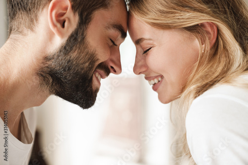 Cuadros en Lienzo Close up of a beautiful happy young couple relaxing