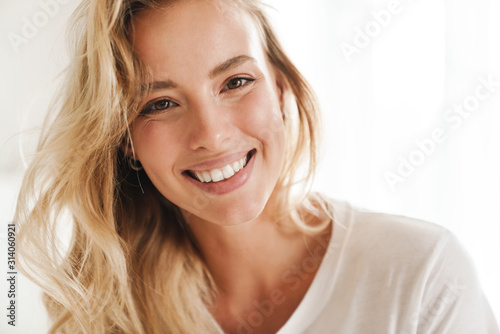 Fotomural Smiling young beautiful blonde woman wearing t-shirt
