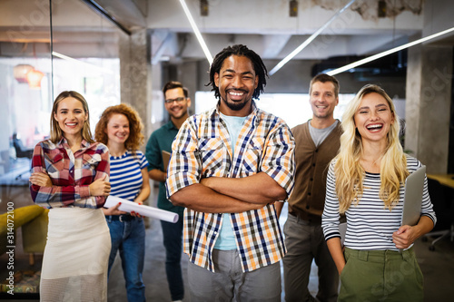 Fotomural Successful company with happy employees in modern office