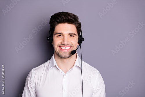 Fotomural Portrait of confident cool positive call center worker can help with problems we
