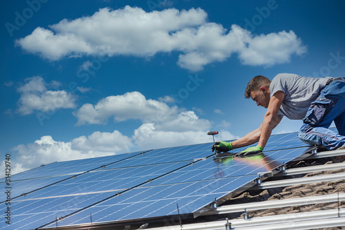Cuadros en Lienzo Installing solar photovoltaic panel system
