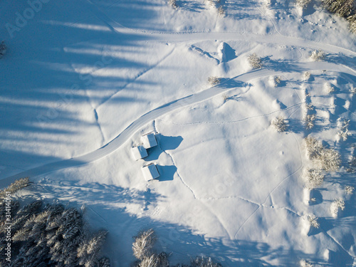 widok-z-lotu-ptaka-na-pokryte-sniegiem-domki-na-wsi-w-poblizu-lasu-alpejski-krajobraz-w-szwajcarii-europa