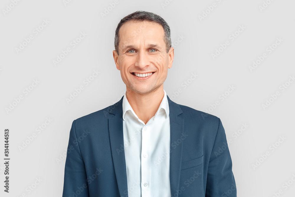 Freestyle. Mature businessman standing isolated on white smiling cheerful close-up - obrazy, fototapety, plakaty 