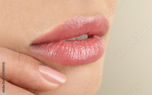 Fotografía Woman with beautiful full lips on beige background, closeup