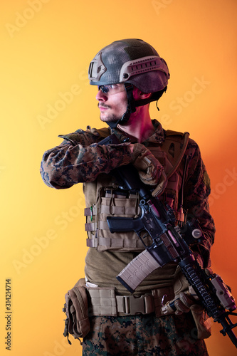 Cuadros en Lienzo modern soldier against yellow background