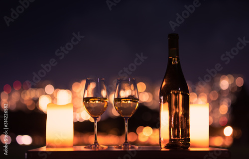 Fotografía Candlelight dinner with wine and romantic city view.