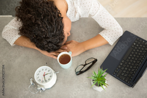 Fotomural sleepy woman working from office