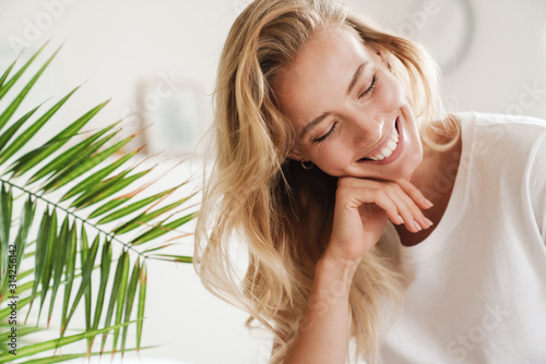Fotomural Smiling young beautiful blonde woman wearing t-shirt