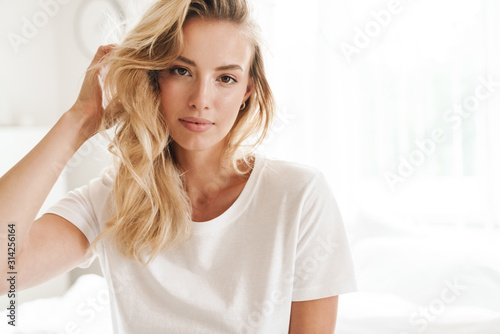 Fotografía Smiling young beautiful blonde woman wearing t-shirt