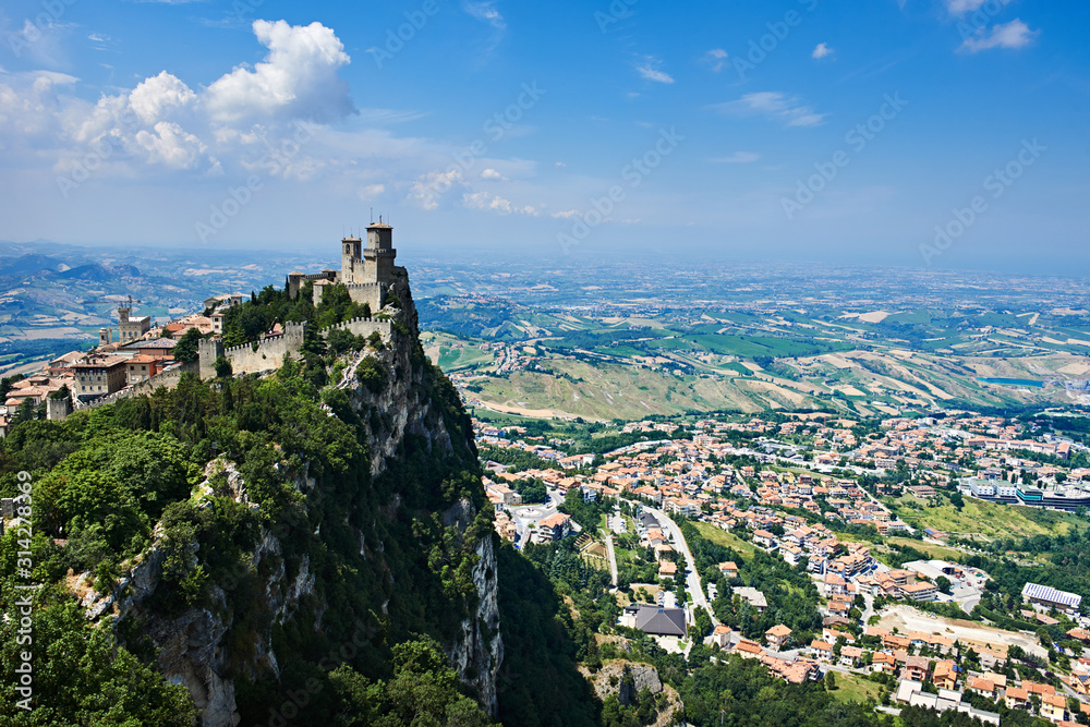 Obraz na płótnie Guaita fortress of San Marino with panoramic landscape w salonie