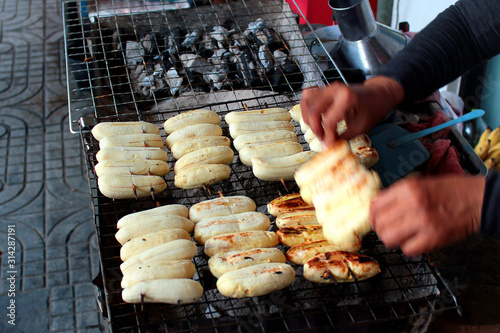 Fotografía Grilled bananas, a popular street food in Bangkok, Thailand