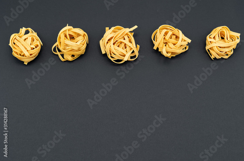 Fotografía Italian tagliatelle pasta on a black background