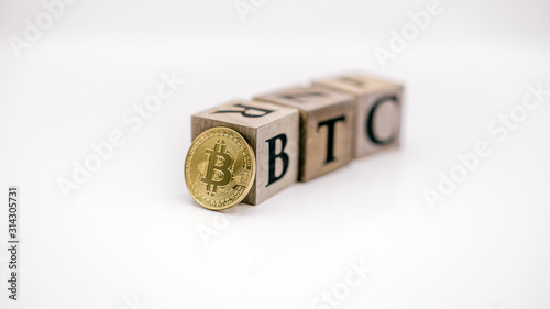 Btc Bitcoin Buchstaben Mit Goldener Bitcoin Munze Von Oben Stock Photo Adobe Stock