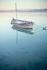 Poster - bateau ancien de pêche sur la mer méditerranée à l'aube