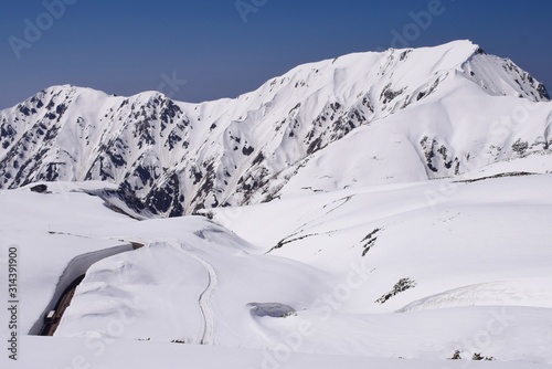 Fotomural Tateyama alpine route in Toyama, Japan