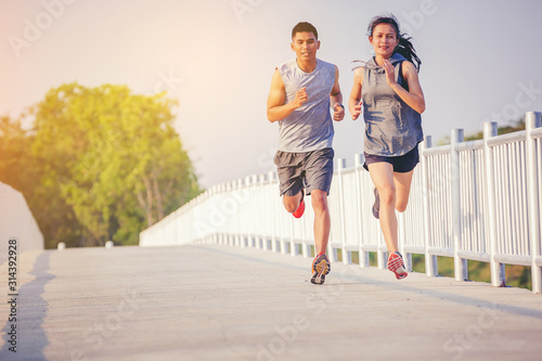 Fotomural Young couples running sprinting on road