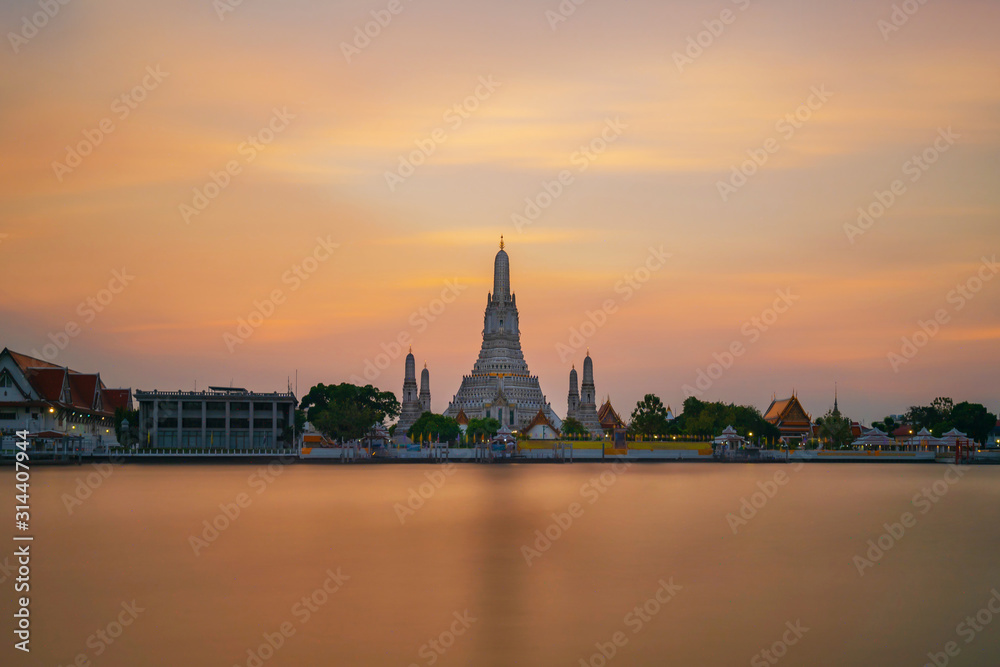The most beautiful Viewpoint, Wat Arun Ratchawaram Ratchaworamawihan at sunset twilight sky, Bangkok,Thailand - obrazy, fototapety, plakaty 
