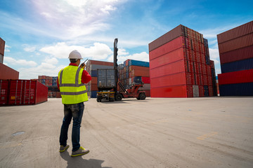 Foreman control loading Containers box to truck