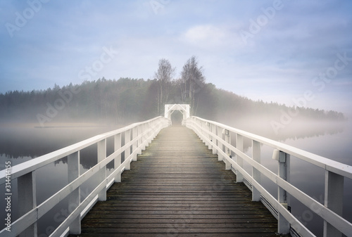 Obraz kładka  stary-drewniany-most-z-nastrojem-mgly-i-spokojnym-powietrzem-w-jesienny-poranek-w-finlandii