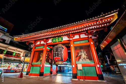 ライトアップされた東京浅草寺の雷門 Adobe Stock でこのストック画像を購入して 類似の画像をさらに検索 Adobe Stock