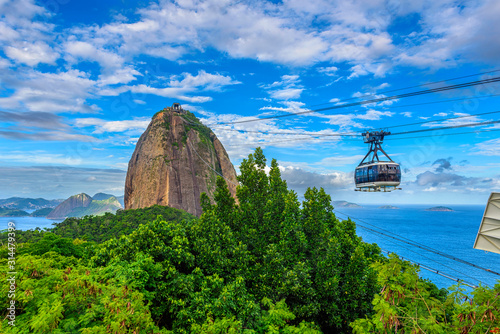 Fototapeta Rio De Janeiro  kolejka-linowa-do-sugarloaf-w-rio-de-janeiro-w-brazylii-skyline-z-rio-de-janeiro