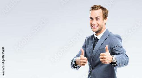 Fotografía businessman with thumbs up gesture