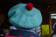 Schotte mit einer tradtitionellen grünen barett mütze mit rotem Bommel