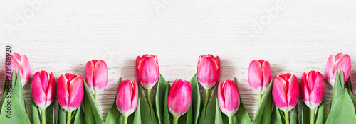  Plakaty tulipany   piekne-rozowe-tulipany-na-podloze-drewniane
