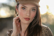 Portrait d'une jolie femme brune avec une casquette