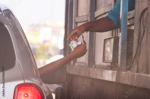 Cuadros en Lienzo Indian Asian Person In Car Paying Money And Receiving Receipt From Toll Tax Coll