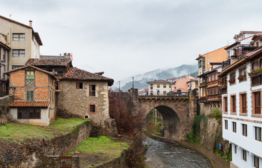 Vista de Potes en la ribera del río Quiviesa