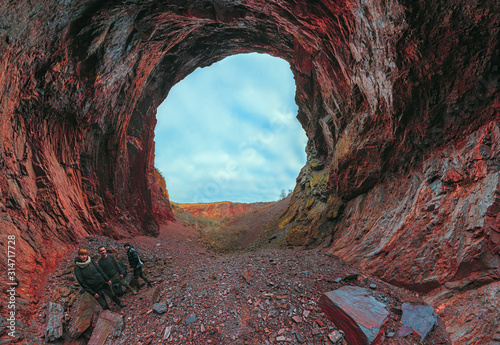 Fotomural Bottom view panorama of the collapsed sinkhole in Kriviy Rih