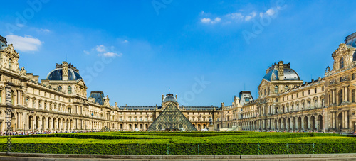 Photographie The Louvre Museum in Paris