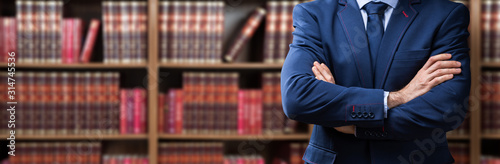 Fotografía Midsection Of Lawyer Standing Against Bookshelf
