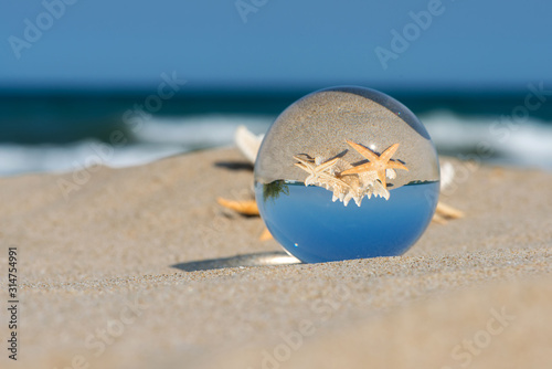 Fotografía Lensball summer vacation landscape with starfish reflection