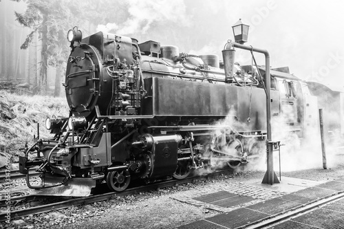 Obrazy pociągi  historyczne-ujecie-starej-lokomotywy-parowej-na-peronie