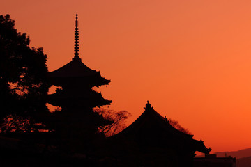 京都　朝焼けと五重塔