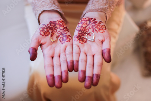 Fotografía Very beautiful and unique henna paintings are on both hands of the bride