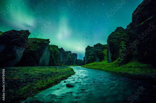 Fototapeta na szkło Aurora Borealis (zorza polarna) nad kanionem Fjadrargljufur