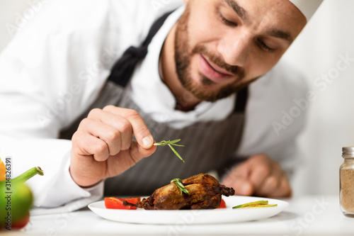 Fotografía Cook Man Decorating Chicken Dish Preparing Dinner In Kitchen Indoor