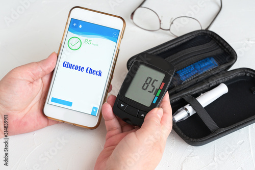 Fotografía Measuring glucose levels and using smart phone