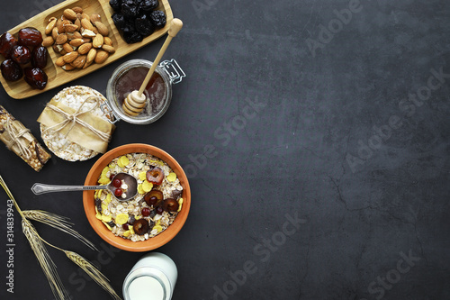 Fotografía Healthy breakfast. Muesli from cereals with milk berries.