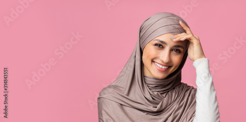Cuadros en Lienzo Shy muslim woman in hijab feeling embarrassed and blush after compliment