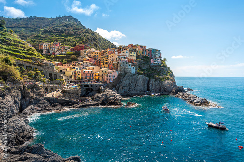 Photographie Manarola village viewed from the harbor facing to the sunlight
