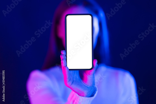 Fotografía Mockup. Woman showing blank smartphone screen, closeup