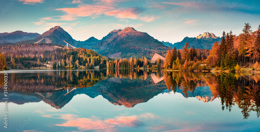 Panoramic autumn view of Strbske pleso lake. Calm morning scene of High Tatras National Park, Slovakia, Europe. Beauty of nature concept background. - obrazy, fototapety, plakaty 