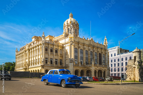  Fototapeta Kuba   widok-na-ulice-w-hawanie-z-rocznika-samochodu-na-kubie